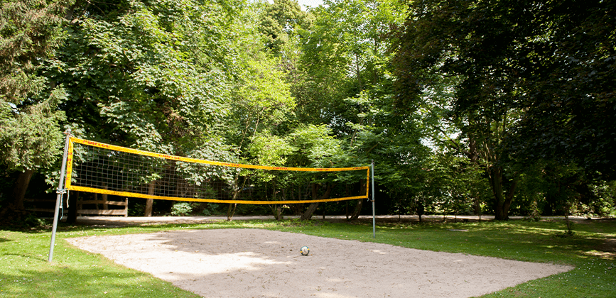 Volleyballnetz auf dem Aussengelaende vom Schloss Gestrof