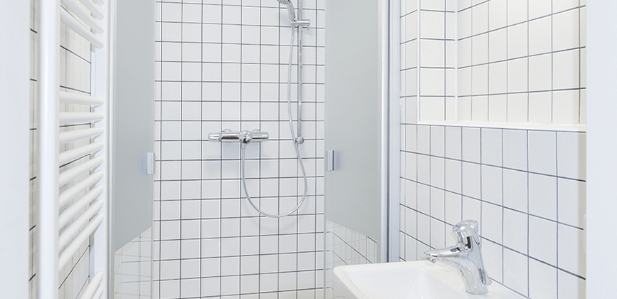 Badezimmer mit Dusche im Stellwerk Hannover