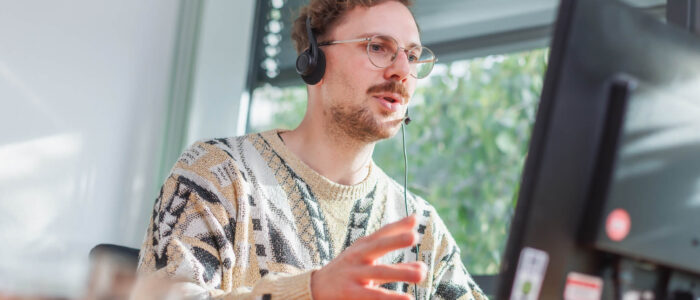 Mitarbeiter der Paritaetischen Suchthilfe Niedersachsen im Gespraech bei einer Online-Beratung