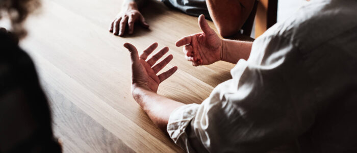 Personen unterhalten sich in der Rose 12 Oldenburg