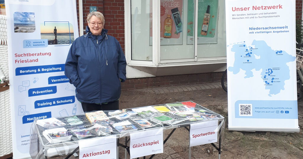 Die Suchtberatung Friesland informiert beim Aktionstag Glücksspielsucht mit einem Stand in der Innenstadt von Jever.