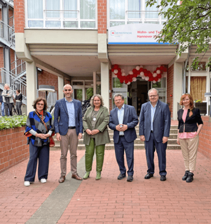 Gruppenfoto (v.l.n.r.: Michaela Michalowitz, Belit Onay, Kerstin Tack, Dr. Andreas Philippi, Serdar Saris, Carola Bau)