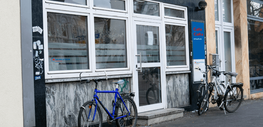Eingang und Häuserfront Café CaRo in Oldenburg