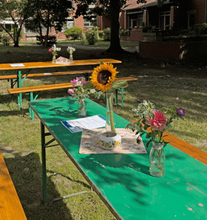 Bunte Blumendekoration aus dem Nachbarschaftsfest der Wohn- und Tagesstätte Hannover Leinemasch