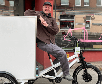 Mitarbeiter aus dem Team Streeetwork Stellwerk Hannover zeigt das neue TauschRad