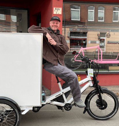 Mitarbeiter aus dem Team Streeetwork Stellwerk Hannover zeigt das neue TauschRad