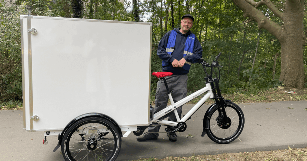 Mitarbeiter aus dem Team Streeetwork Stellwerk Hannover zeigt das neue TauschRad