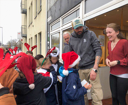 Weihnachtliche Spendenaktion: Schüler:innen unterstützen das Café CaRo