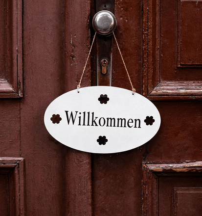 Haustür mit Schild Willkommen